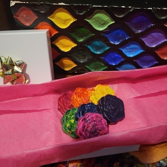 Hand Crafted Other - NEW Handmade 7 Rose Speckled Rainbow Crayons Gift Packaged